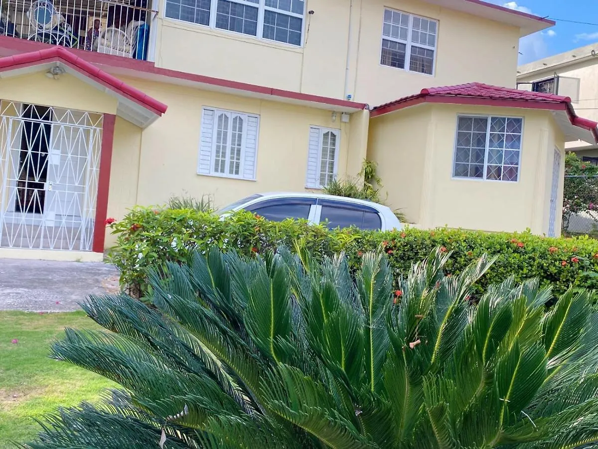 Russell Heights Vacation Home Кингстон