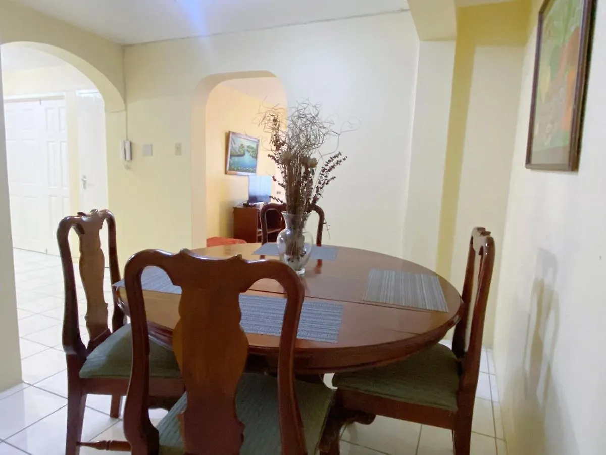 Russell Heights Vacation Home 킹스톤 펜션