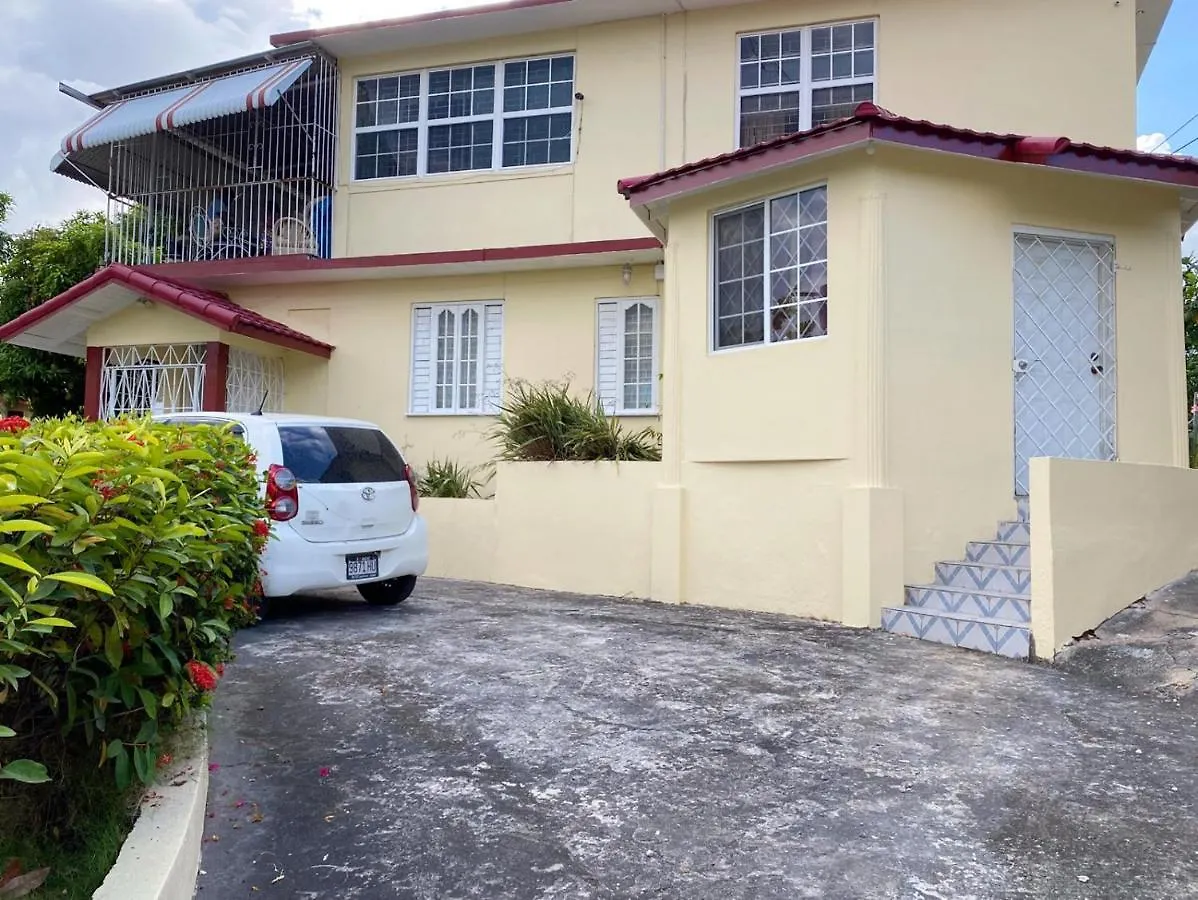 펜션 Russell Heights Vacation Home 킹스톤