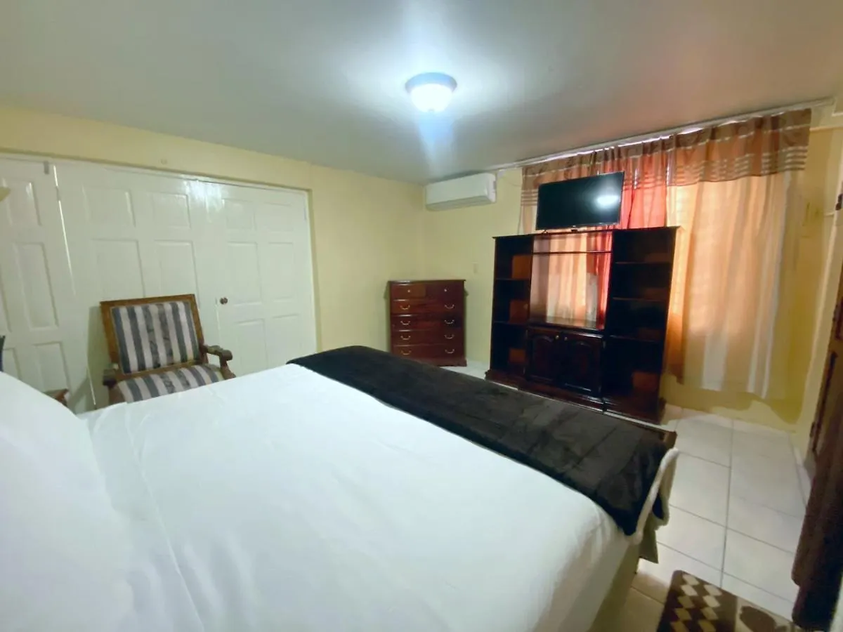 Дом отдыха Russell Heights Vacation Home Кингстон