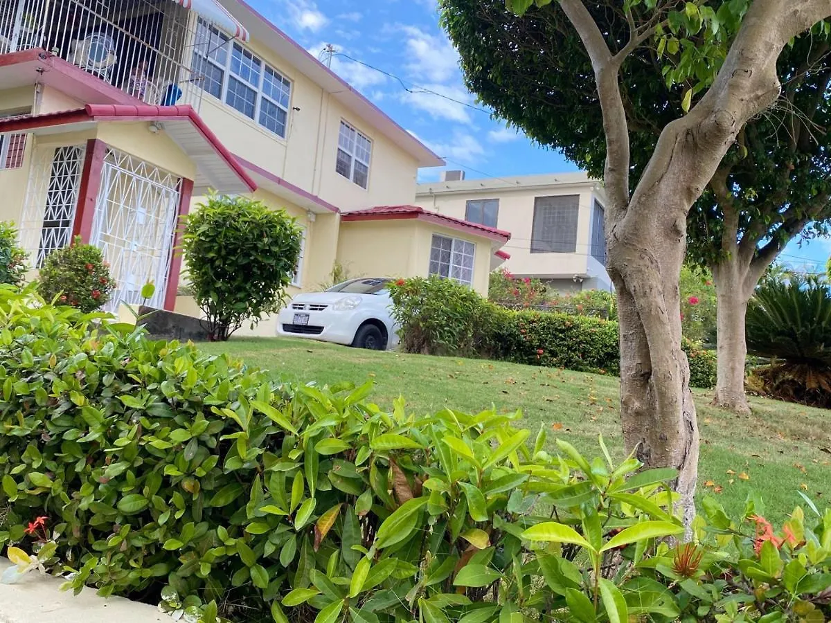 Дом отдыха Russell Heights Vacation Home Кингстон Ямайка
