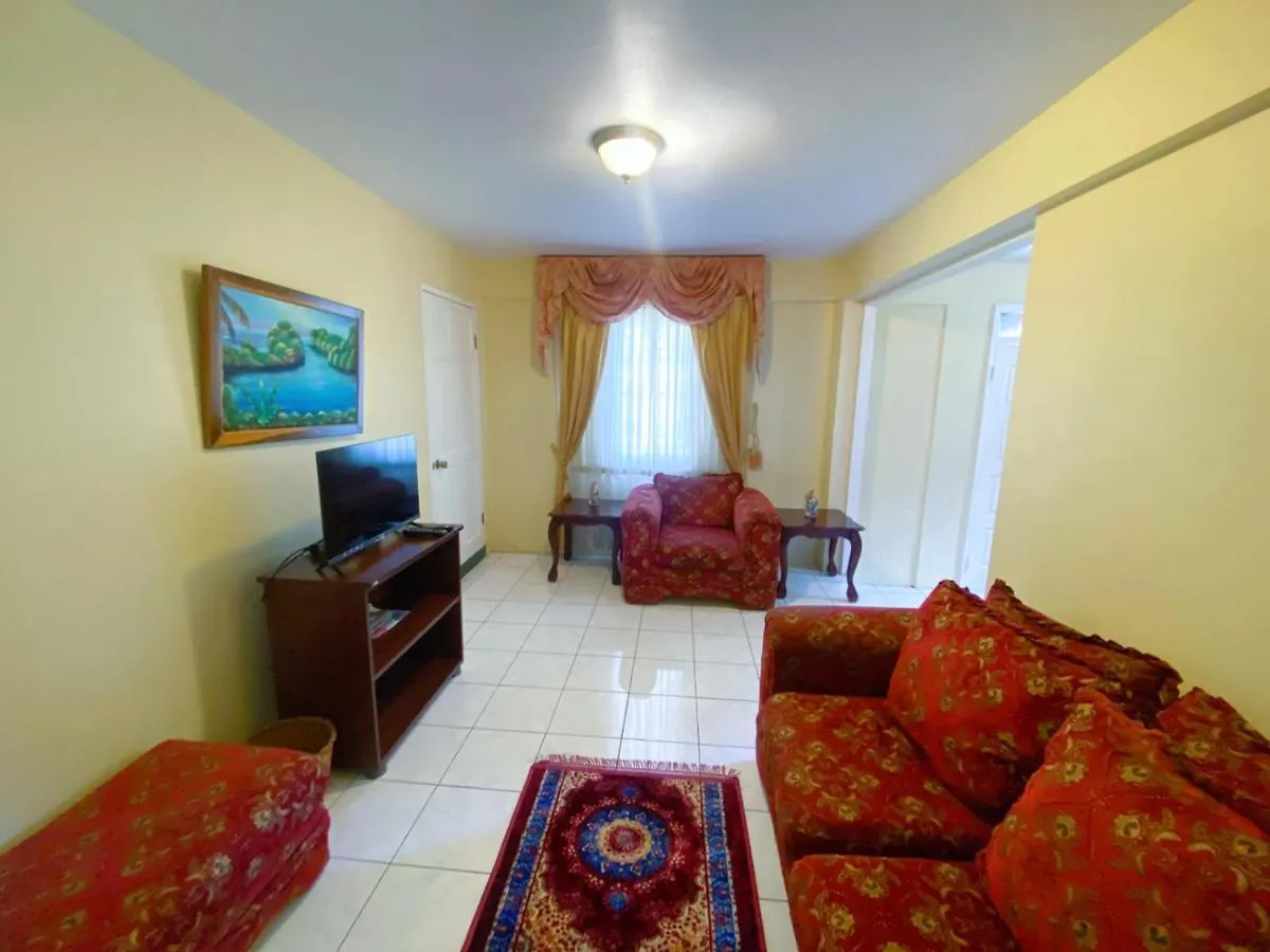 Russell Heights Vacation Home Кингстон